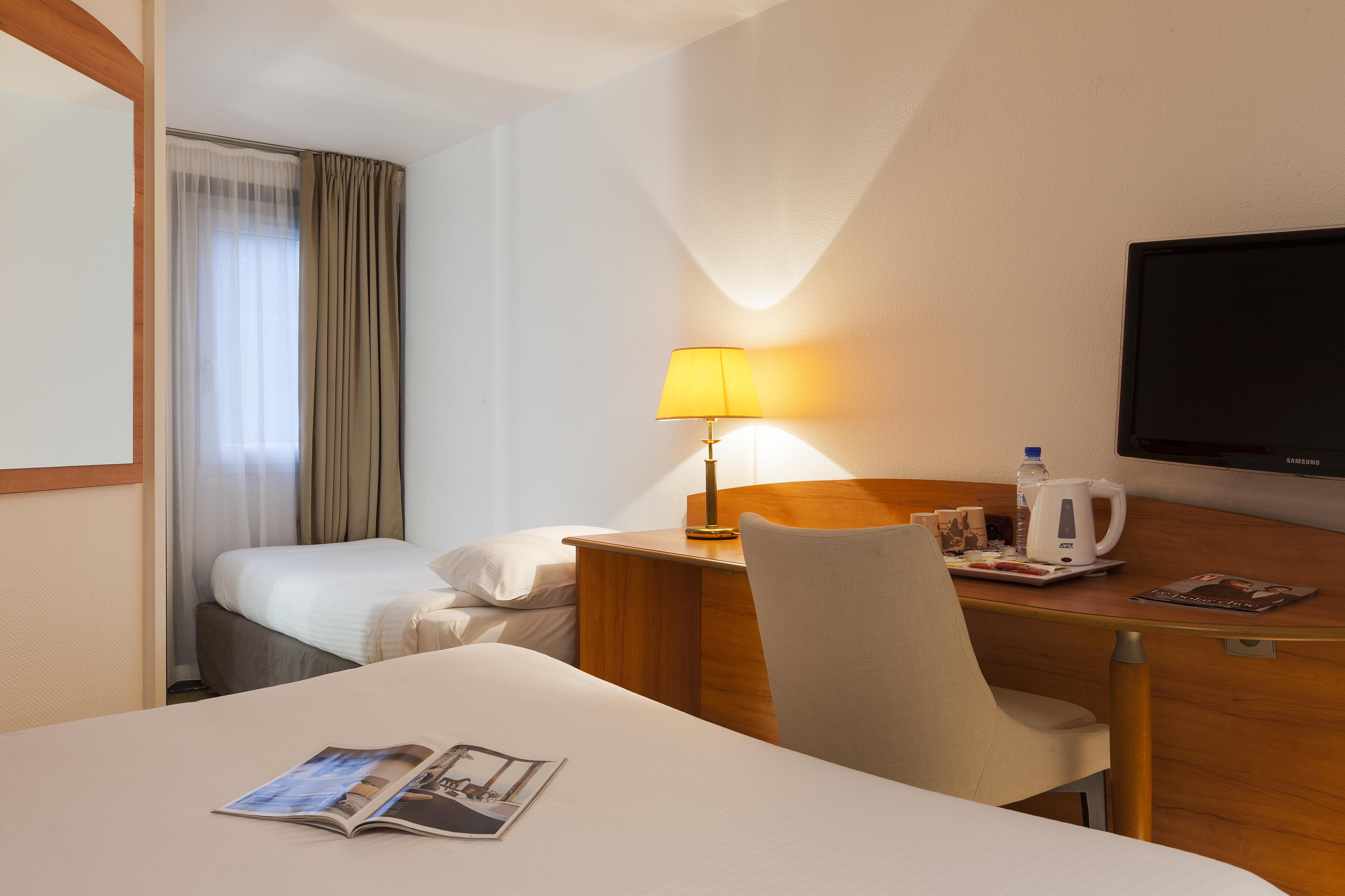 Comfort Hotel Evreux Exterior photo