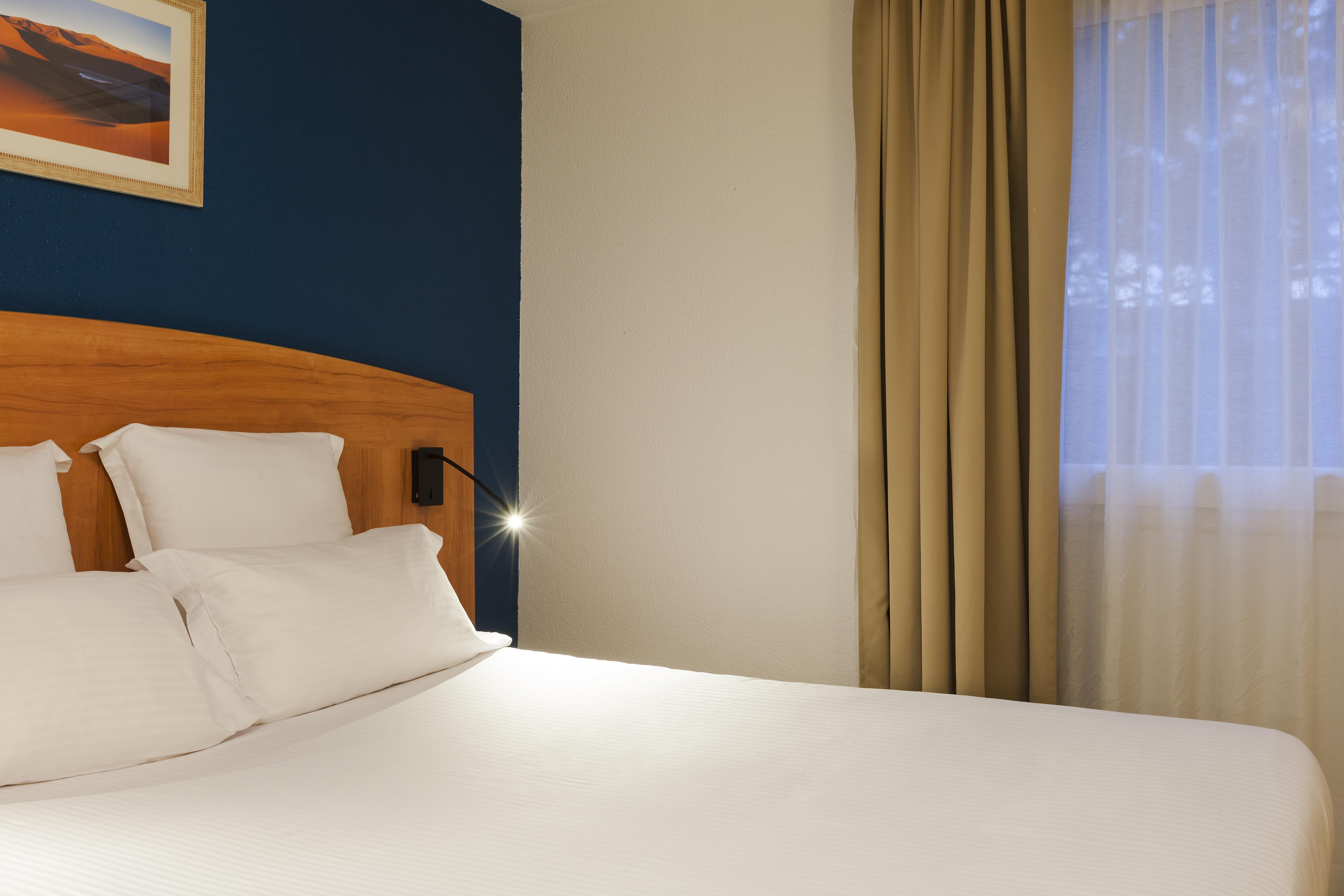 Comfort Hotel Evreux Exterior photo