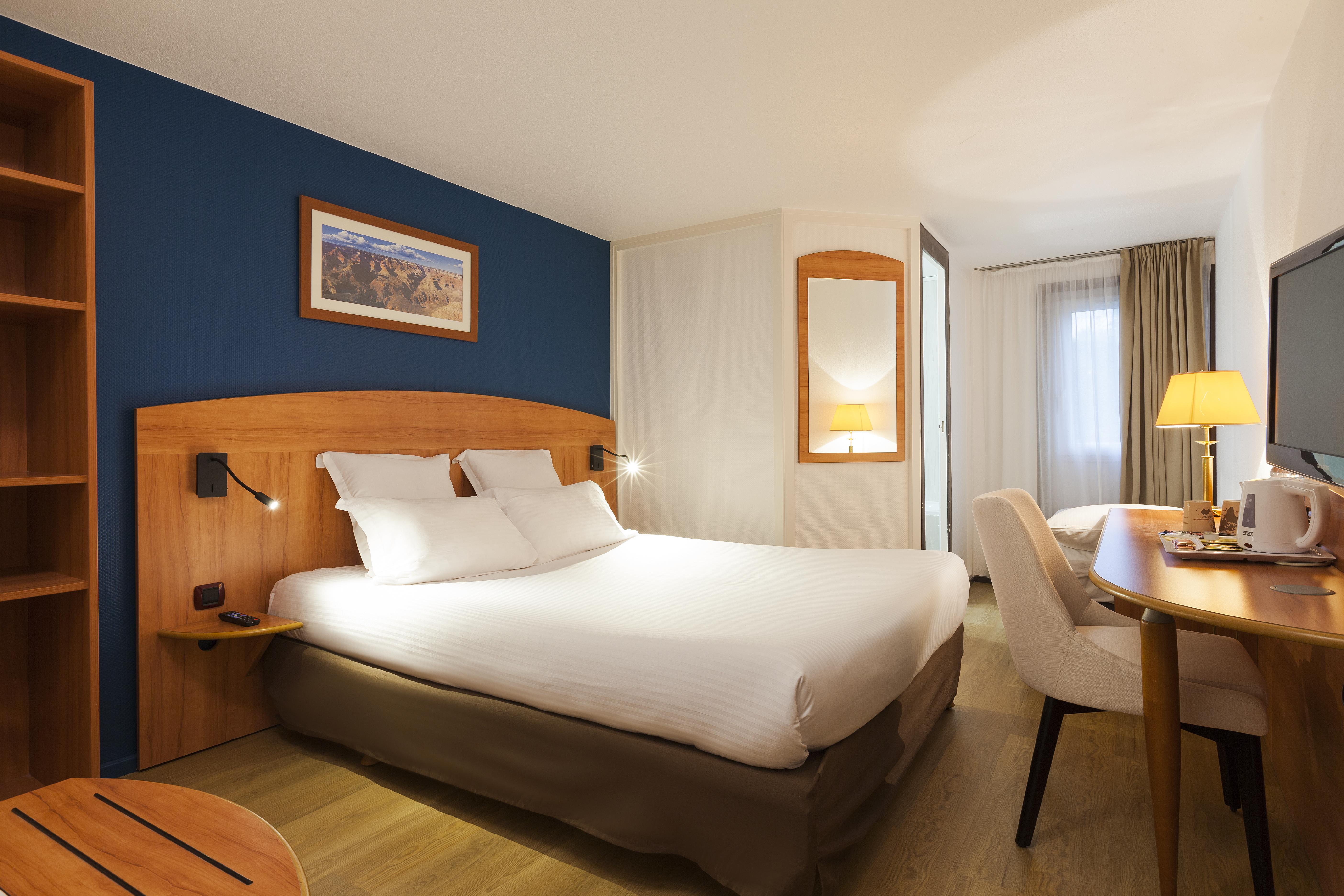 Comfort Hotel Evreux Exterior photo