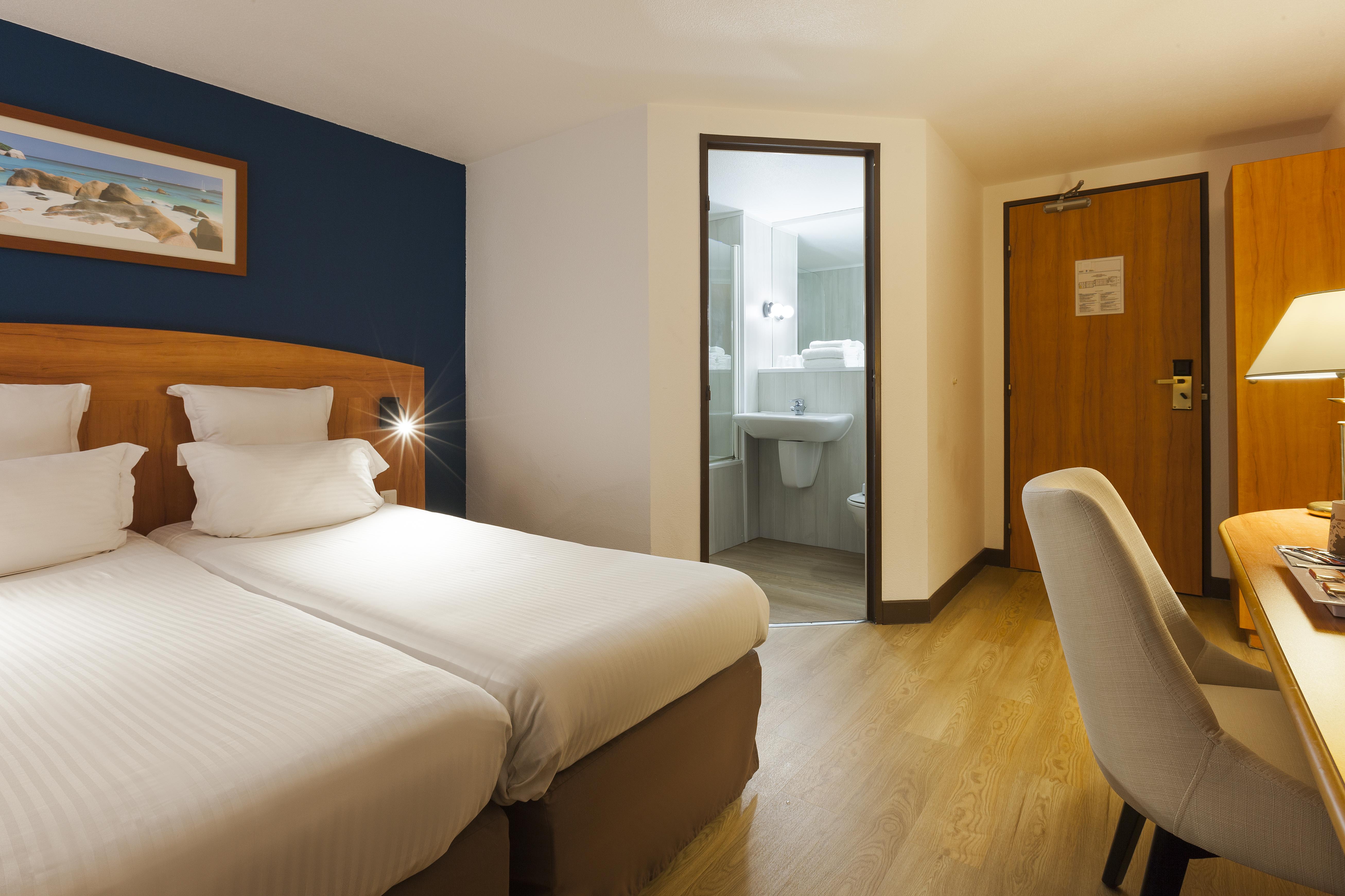 Comfort Hotel Evreux Exterior photo