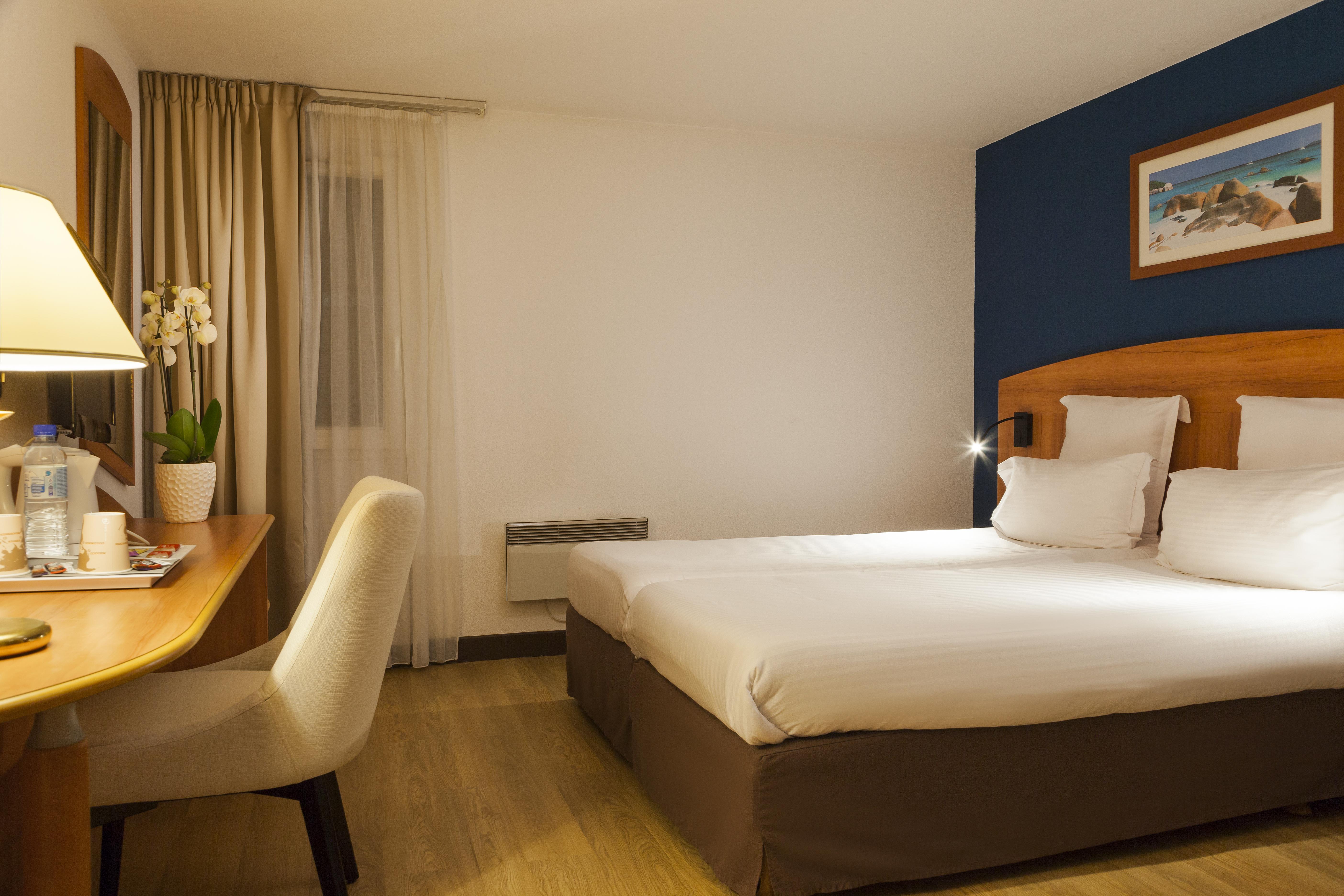 Comfort Hotel Evreux Exterior photo