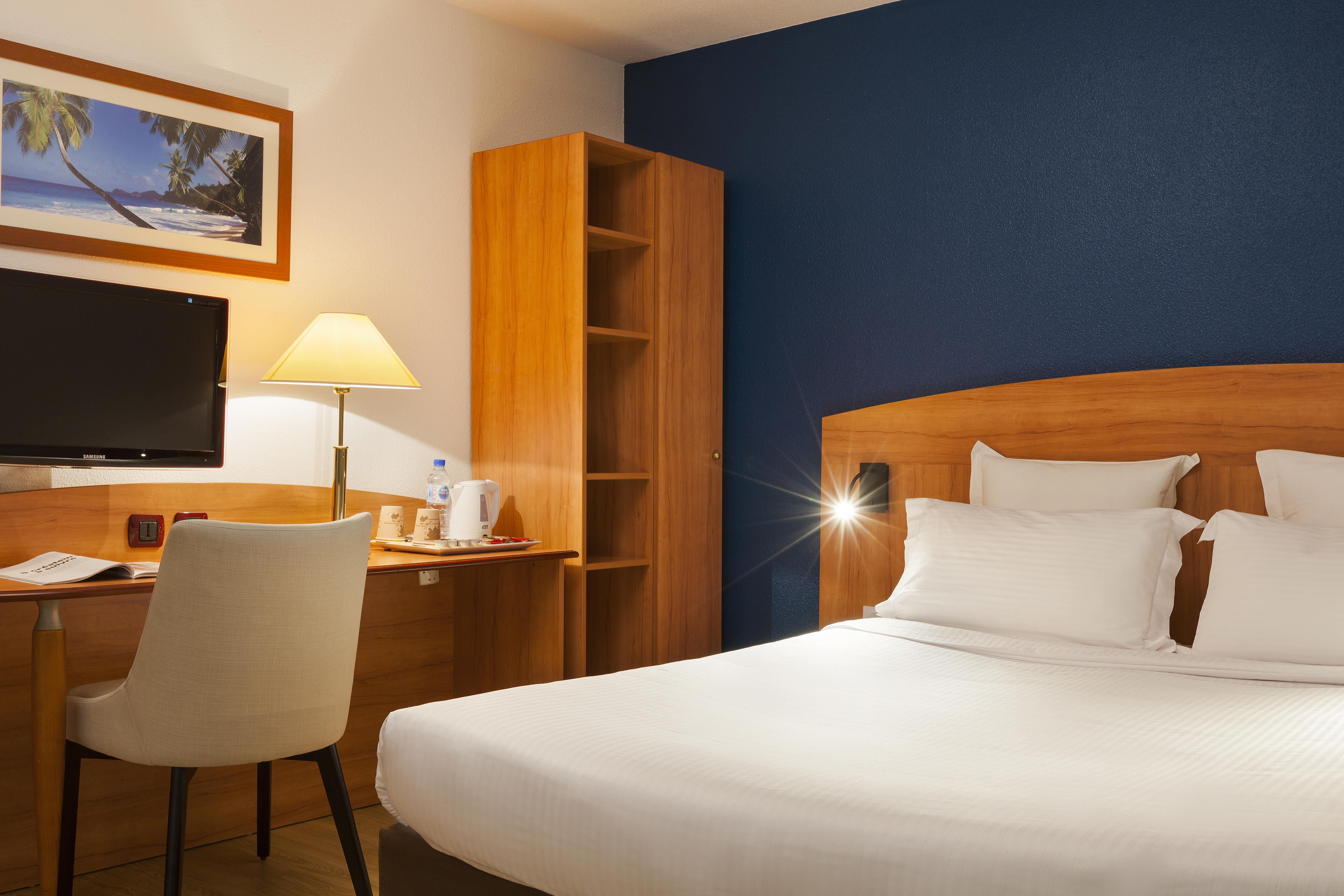 Comfort Hotel Evreux Exterior photo