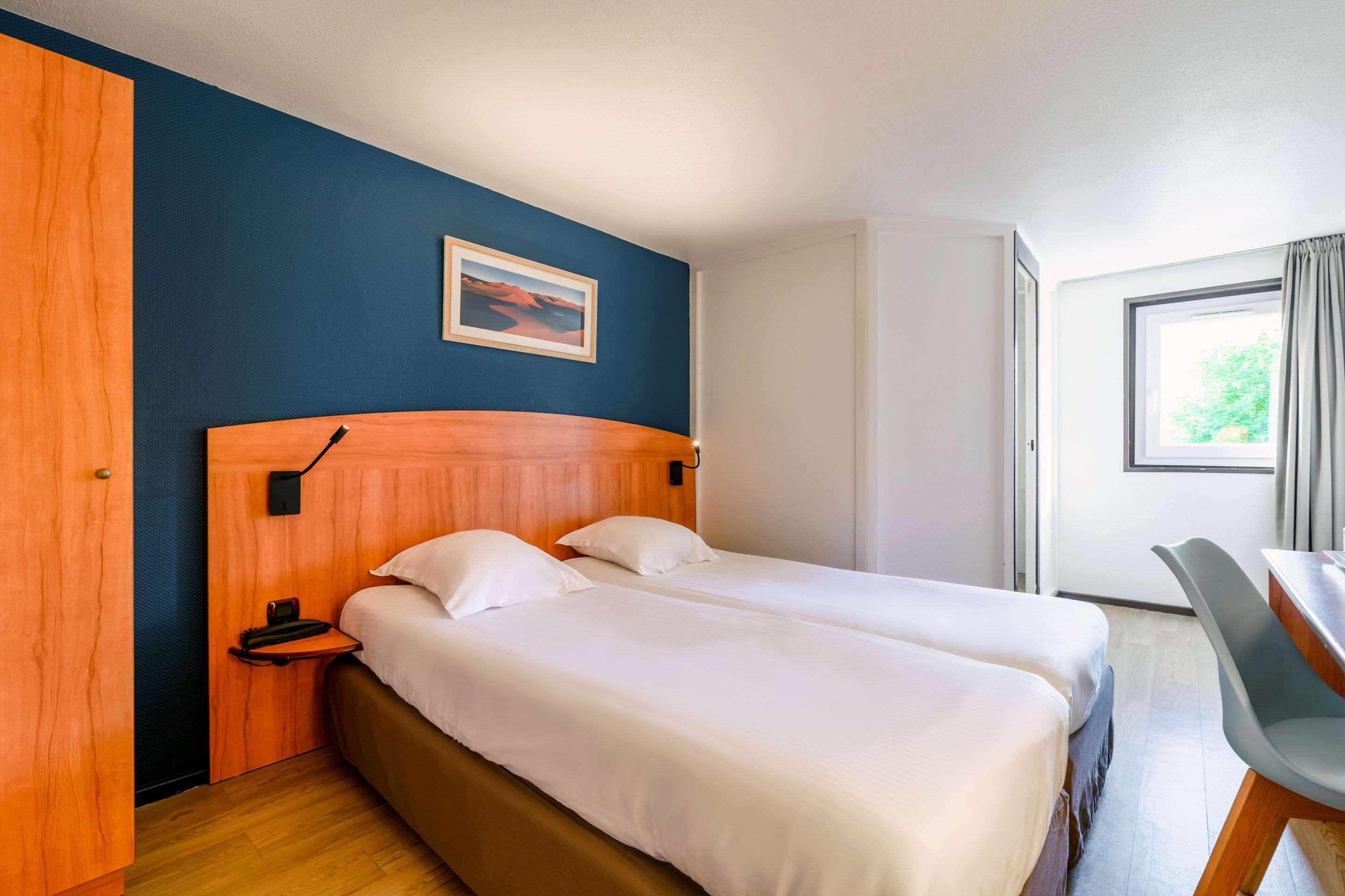 Comfort Hotel Evreux Exterior photo