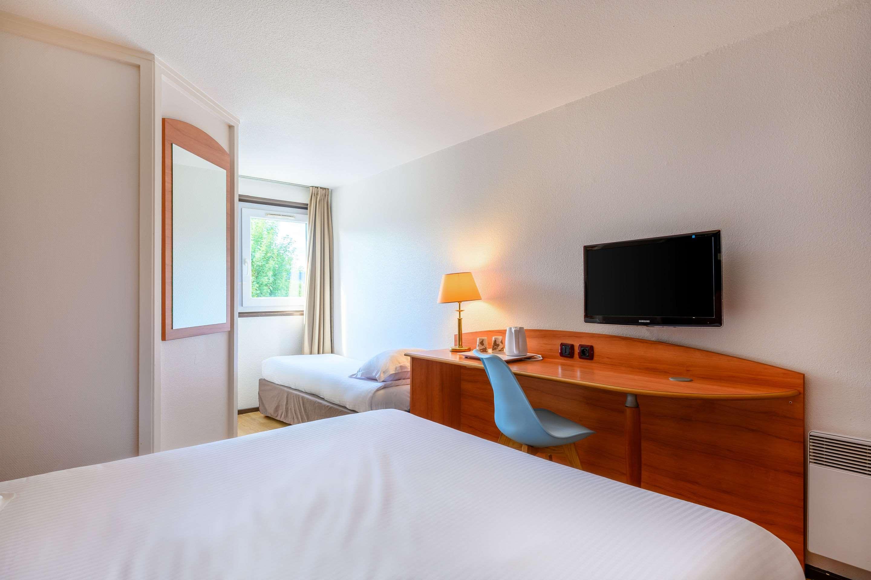Comfort Hotel Evreux Exterior photo
