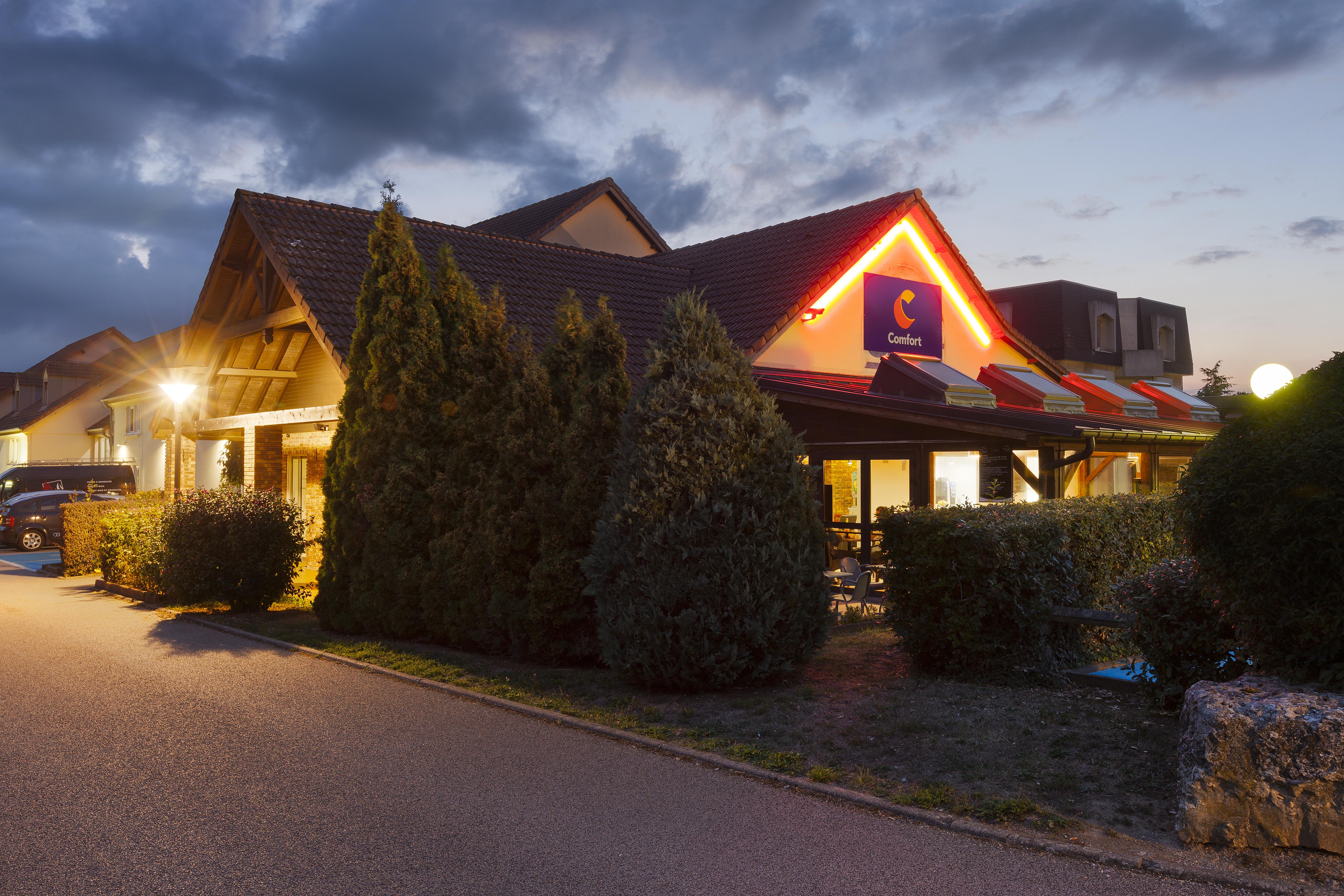 Comfort Hotel Evreux Exterior photo