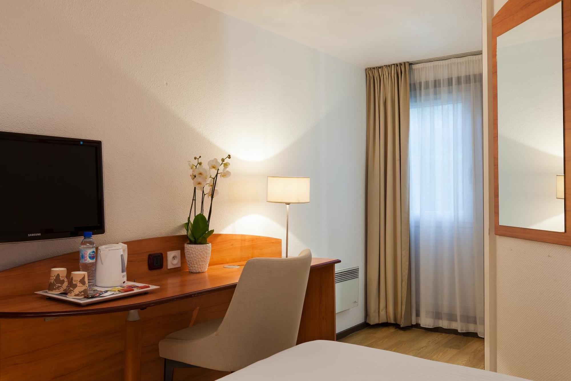 Comfort Hotel Evreux Exterior photo