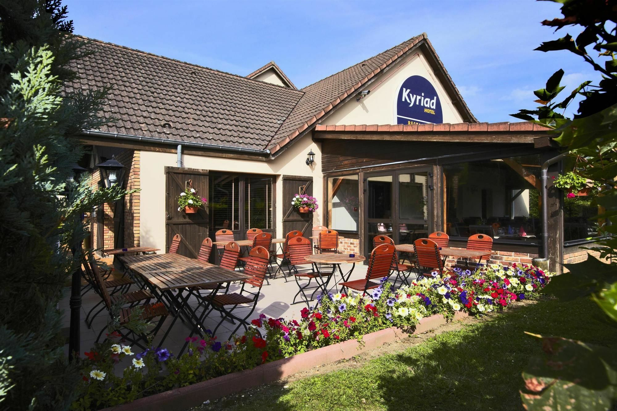 Comfort Hotel Evreux Exterior photo