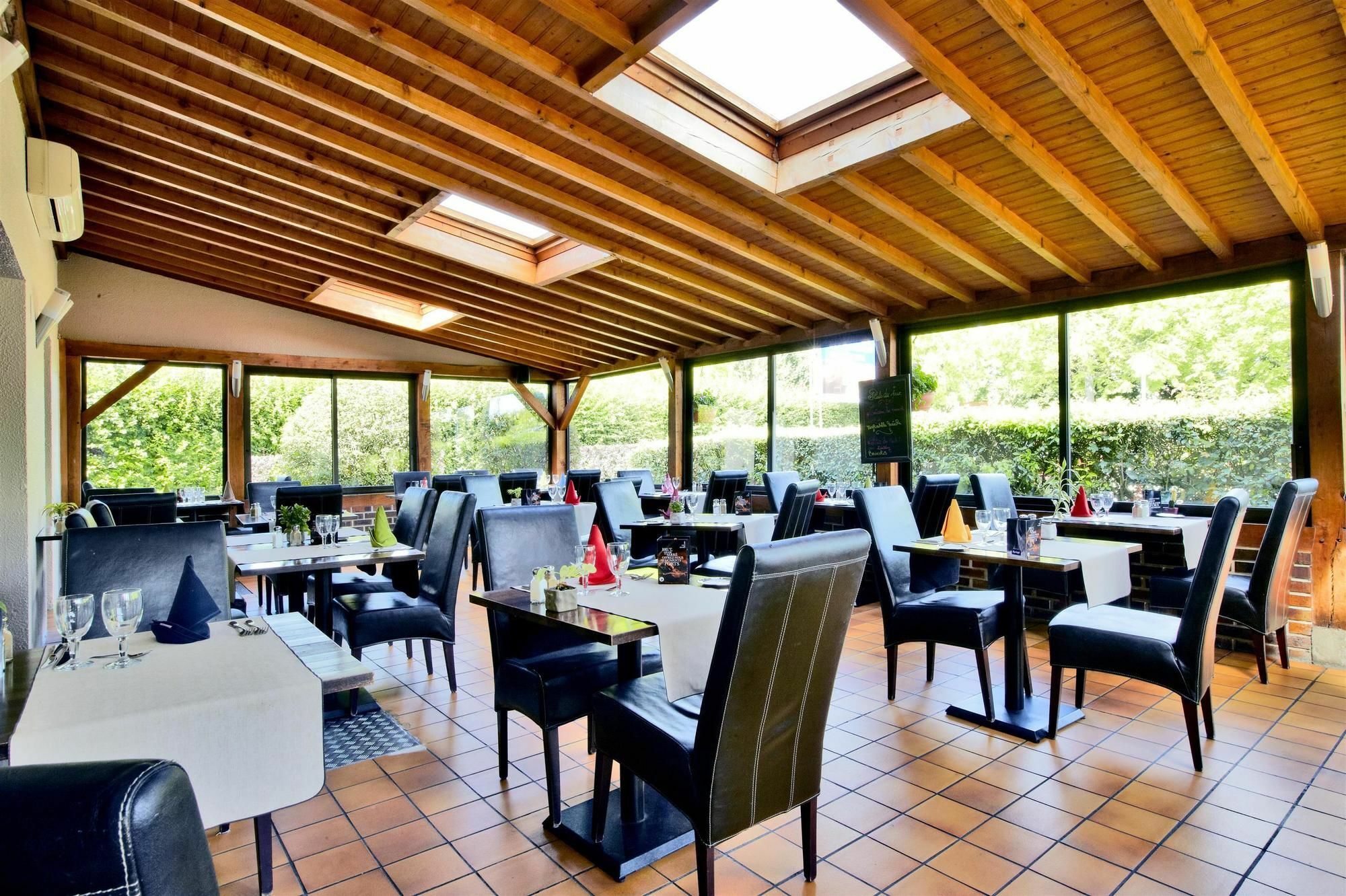 Comfort Hotel Evreux Exterior photo