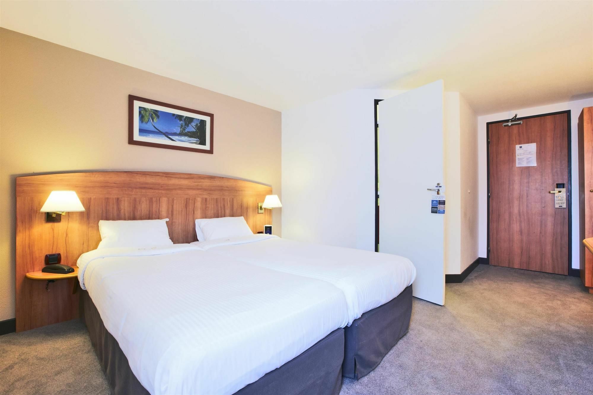 Comfort Hotel Evreux Exterior photo