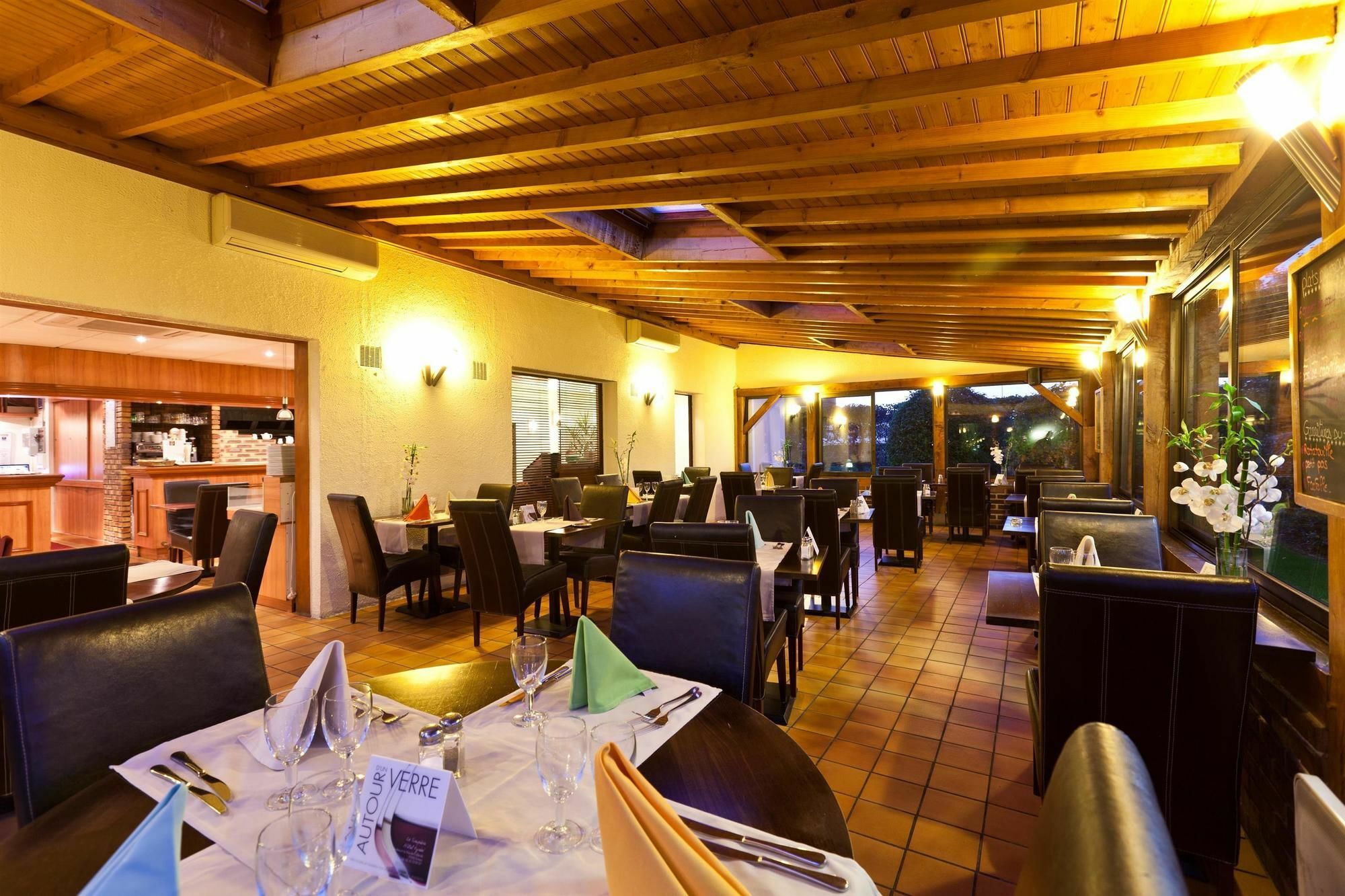 Comfort Hotel Evreux Exterior photo