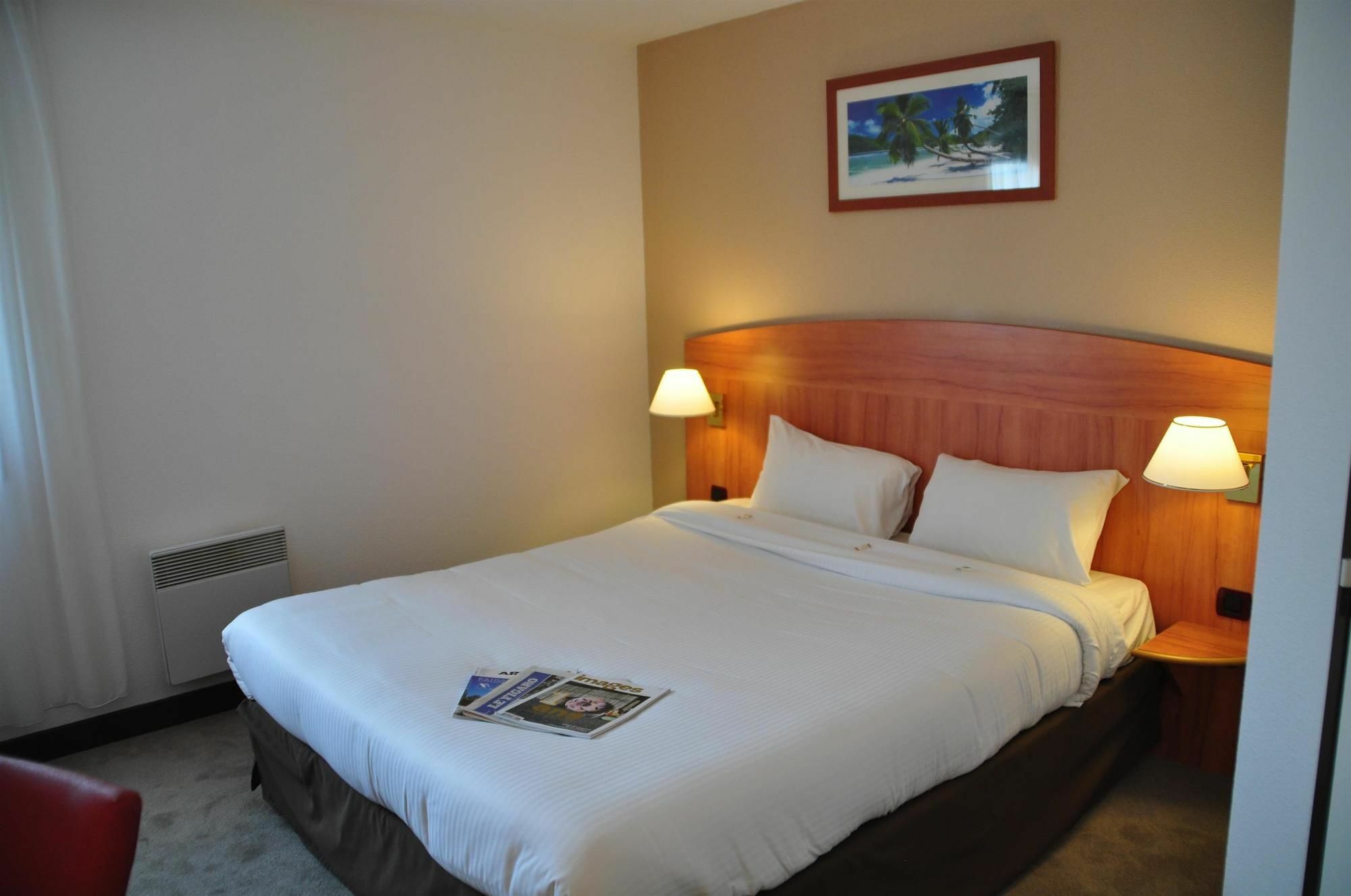 Comfort Hotel Evreux Exterior photo