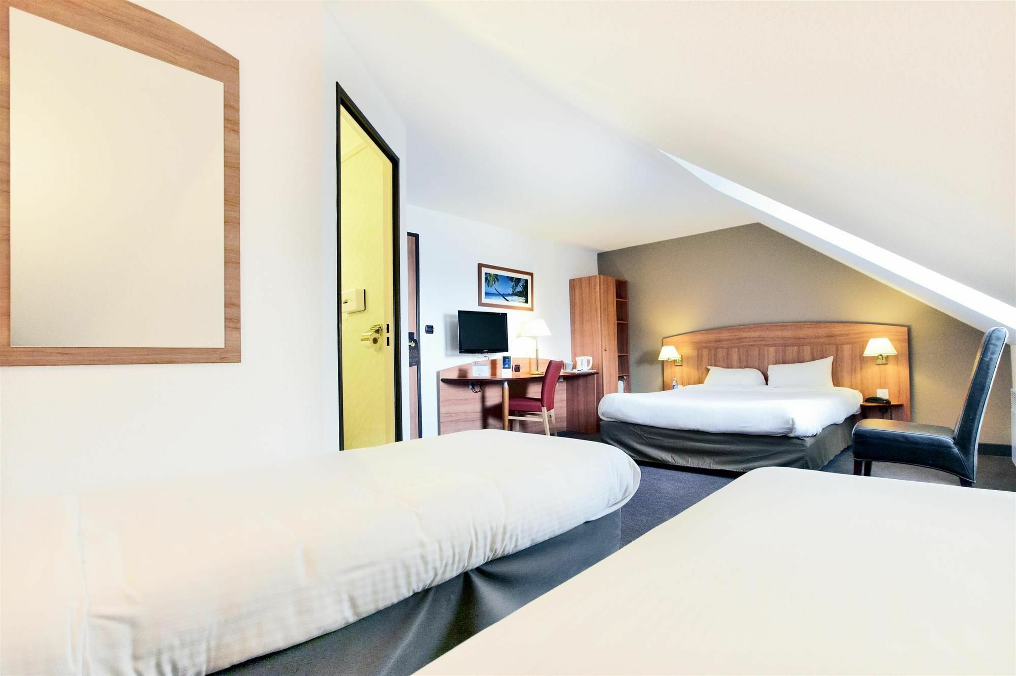 Comfort Hotel Evreux Exterior photo